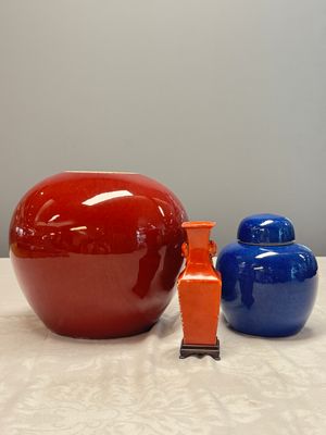 Three Chinese monochrome wares, one with a wooden stand — 照片 1