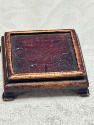 Three Chinese monochrome wares, one with a wooden stand — 照片 14