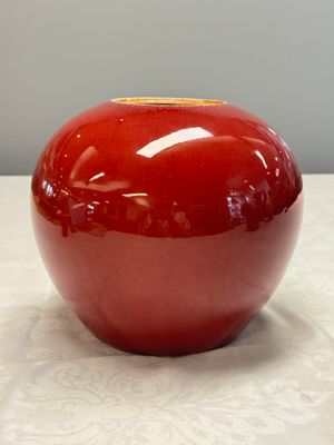 Three Chinese monochrome wares, one with a wooden stand — 照片 22