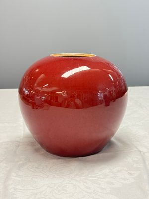 Three Chinese monochrome wares, one with a wooden stand — 照片 23