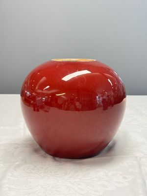 Three Chinese monochrome wares, one with a wooden stand — 照片 24