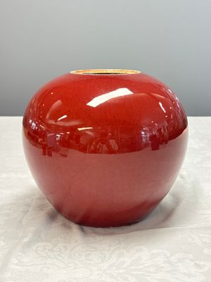 Three Chinese monochrome wares, one with a wooden stand — 照片 25