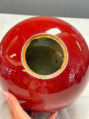 Three Chinese monochrome wares, one with a wooden stand — 照片 26