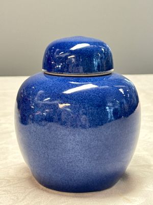 Three Chinese monochrome wares, one with a wooden stand — 照片 35