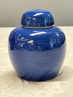 Three Chinese monochrome wares, one with a wooden stand — 照片 36