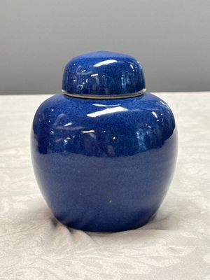 Three Chinese monochrome wares, one with a wooden stand — 照片 37