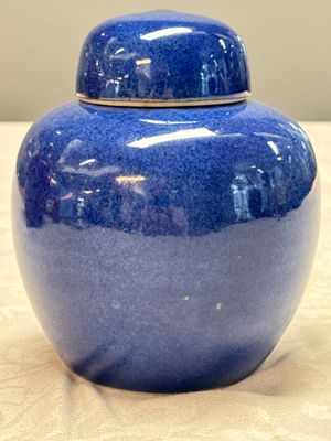 Three Chinese monochrome wares, one with a wooden stand — 照片 38