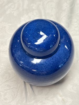 Three Chinese monochrome wares, one with a wooden stand — 照片 39