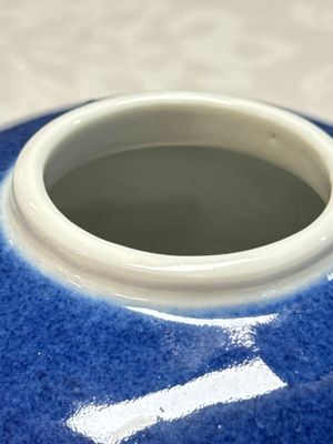 Three Chinese monochrome wares, one with a wooden stand — 照片 40