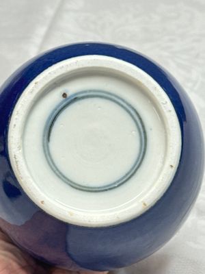 Three Chinese monochrome wares, one with a wooden stand — 照片 43