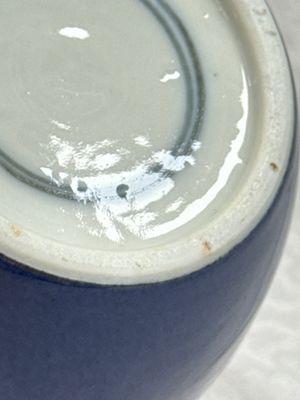 Three Chinese monochrome wares, one with a wooden stand — 照片 47