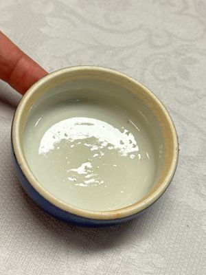 Three Chinese monochrome wares, one with a wooden stand — 照片 48