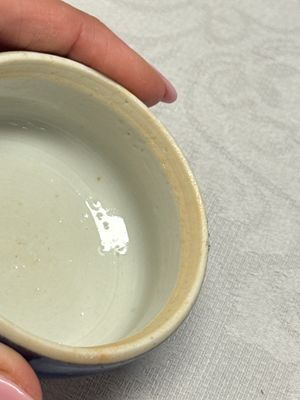 Three Chinese monochrome wares, one with a wooden stand — 照片 49