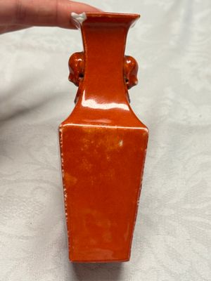 Three Chinese monochrome wares, one with a wooden stand — 照片 5
