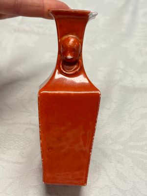 Three Chinese monochrome wares, one with a wooden stand — 照片 6