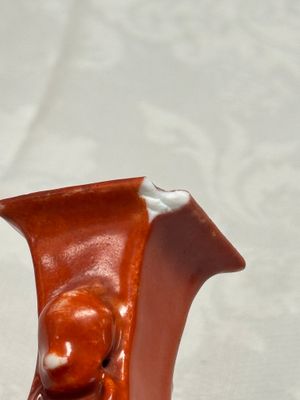 Three Chinese monochrome wares, one with a wooden stand — 照片 7