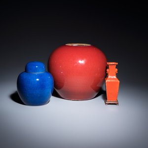 Three Chinese monochrome wares, one with a wooden stand — 照片 1