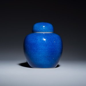Three Chinese monochrome wares, one with a wooden stand — 照片 11