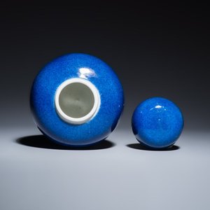 Three Chinese monochrome wares, one with a wooden stand — 照片 12