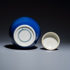 Three Chinese monochrome wares, one with a wooden stand — 照片 13
