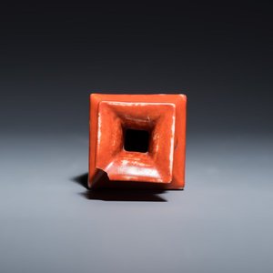 Three Chinese monochrome wares, one with a wooden stand — 照片 18