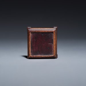 Three Chinese monochrome wares, one with a wooden stand — 照片 20