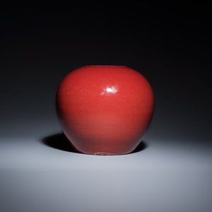 Three Chinese monochrome wares, one with a wooden stand — 照片 2