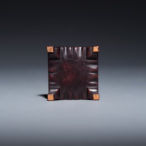 Three Chinese monochrome wares, one with a wooden stand — 照片 21