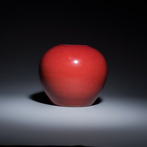 Three Chinese monochrome wares, one with a wooden stand — 照片 3