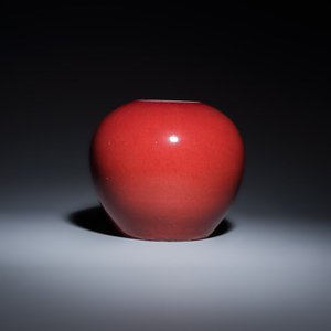 Three Chinese monochrome wares, one with a wooden stand — 照片 4