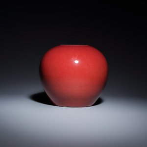 Three Chinese monochrome wares, one with a wooden stand — 照片 5