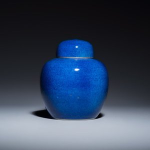 Three Chinese monochrome wares, one with a wooden stand — 照片 8