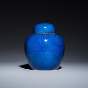 Three Chinese monochrome wares, one with a wooden stand — 照片 9