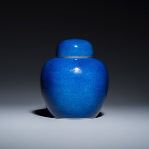 Three Chinese monochrome wares, one with a wooden stand — 照片 10