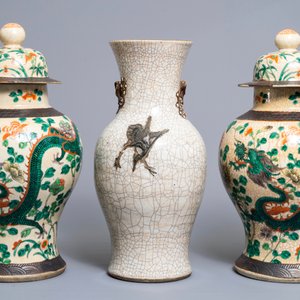 Three Chinese Nanking crackle-glazed 'dragon' vases, 19th C. — photo 3