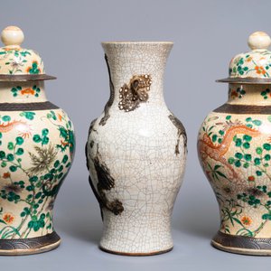 Three Chinese Nanking crackle-glazed 'dragon' vases, 19th C. — photo 4