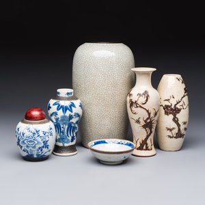 Three Chinese Nanking crackle-glazed vases, a blue and white vase, a bowl and a jar with a wooden cover, Yongzheng and Chenghua marks, 19th C. — foto 1