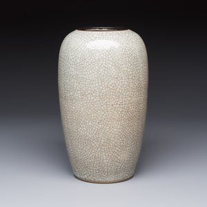 Three Chinese Nanking crackle-glazed vases, a blue and white vase, a bowl and a jar with a wooden cover, Yongzheng and Chenghua marks, 19th C. — foto 11