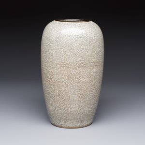 Three Chinese Nanking crackle-glazed vases, a blue and white vase, a bowl and a jar with a wooden cover, Yongzheng and Chenghua marks, 19th C. — foto 12