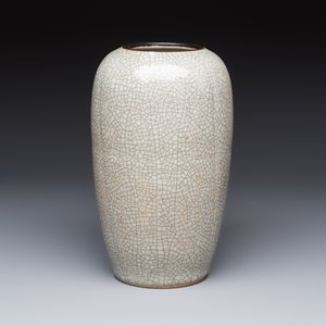 Three Chinese Nanking crackle-glazed vases, a blue and white vase, a bowl and a jar with a wooden cover, Yongzheng and Chenghua marks, 19th C. — foto 13