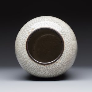 Three Chinese Nanking crackle-glazed vases, a blue and white vase, a bowl and a jar with a wooden cover, Yongzheng and Chenghua marks, 19th C. — foto 14