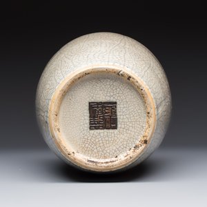 Three Chinese Nanking crackle-glazed vases, a blue and white vase, a bowl and a jar with a wooden cover, Yongzheng and Chenghua marks, 19th C. — foto 15