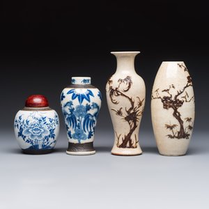 Three Chinese Nanking crackle-glazed vases, a blue and white vase, a bowl and a jar with a wooden cover, Yongzheng and Chenghua marks, 19th C. — foto 2