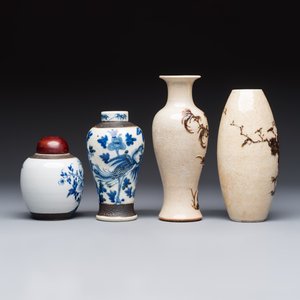 Three Chinese Nanking crackle-glazed vases, a blue and white vase, a bowl and a jar with a wooden cover, Yongzheng and Chenghua marks, 19th C. — foto 5