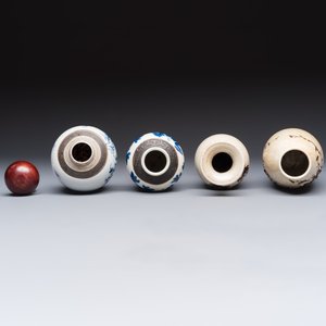 Three Chinese Nanking crackle-glazed vases, a blue and white vase, a bowl and a jar with a wooden cover, Yongzheng and Chenghua marks, 19th C. — foto 6
