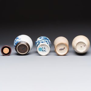 Three Chinese Nanking crackle-glazed vases, a blue and white vase, a bowl and a jar with a wooden cover, Yongzheng and Chenghua marks, 19th C. — foto 7