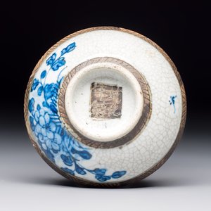 Three Chinese Nanking crackle-glazed vases, a blue and white vase, a bowl and a jar with a wooden cover, Yongzheng and Chenghua marks, 19th C. — foto 9