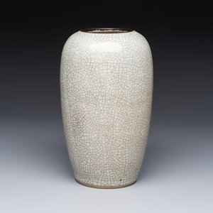 Three Chinese Nanking crackle-glazed vases, a blue and white vase, a bowl and a jar with a wooden cover, Yongzheng and Chenghua marks, 19th C. — foto 10