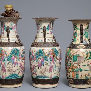 Three Chinese Nanking famille rose crackle-glazed vases, 19th C. — 照片 4