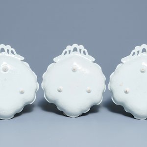 Three Chinese neo-classical gilt, blue and white tripod fruit dishes, Qianlong — 照片 2